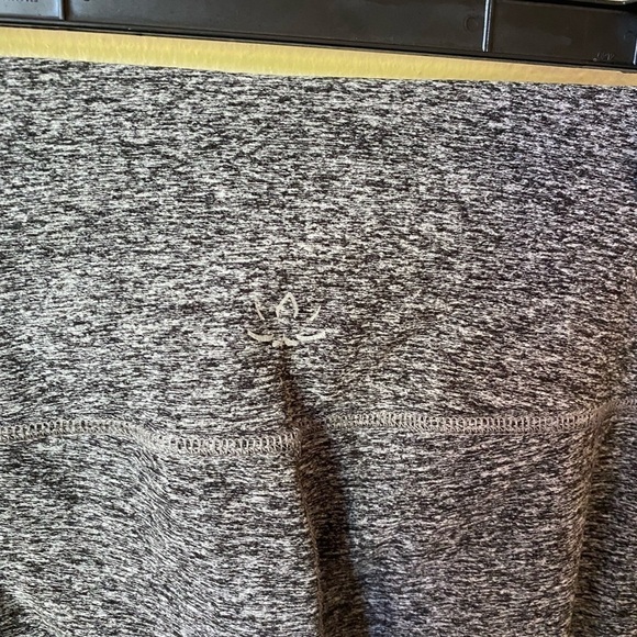 Beyond Yoga Women’s Space Dye Heathered Grey Leggings Size M Athletic Crop Tight - Picture 5 of 10